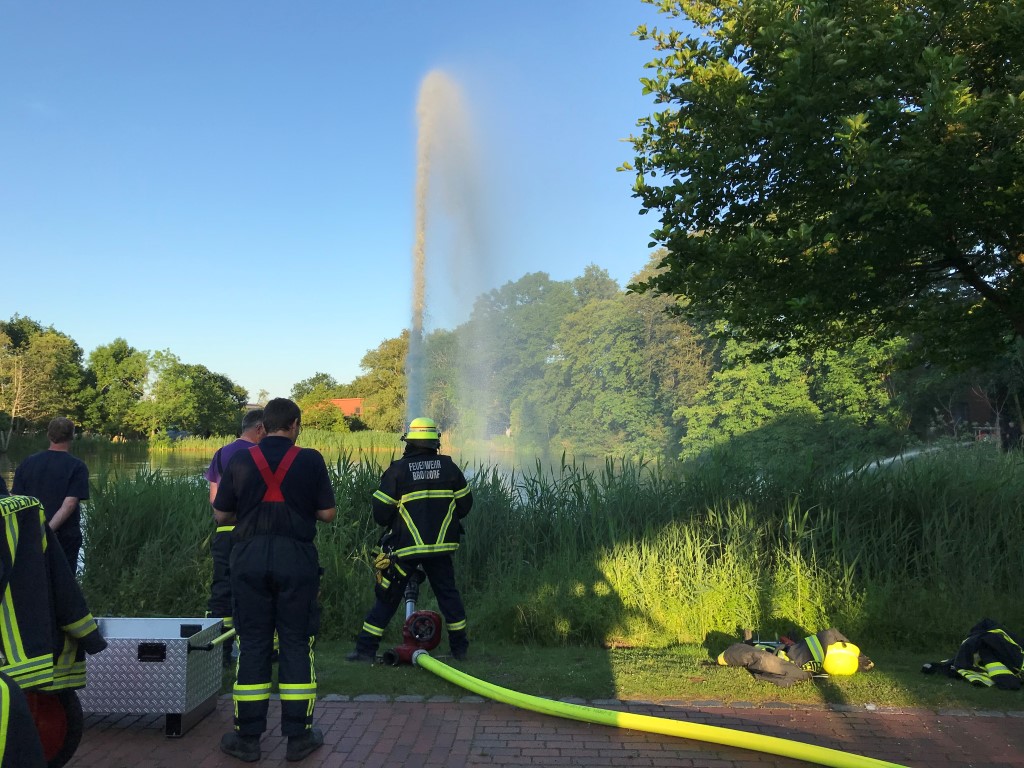 Feuerwehr Einsatz am Dorfteich Brokdorf an der Elbe